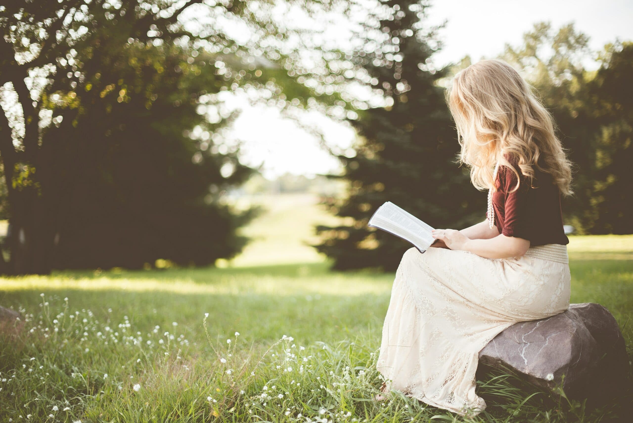 Learn English through stories: 7 reasons to improve your English with graded readers